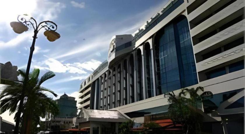 The Centrepoint Hotel Bandar Seri Begawan Esterno foto