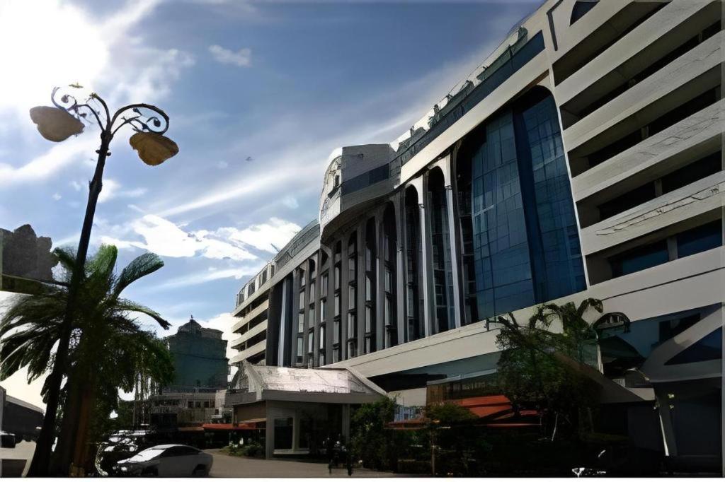 The Centrepoint Hotel Bandar Seri Begawan Esterno foto